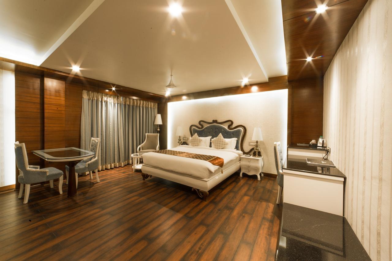 Costa Riviera Hotel Varanasi Exterior foto