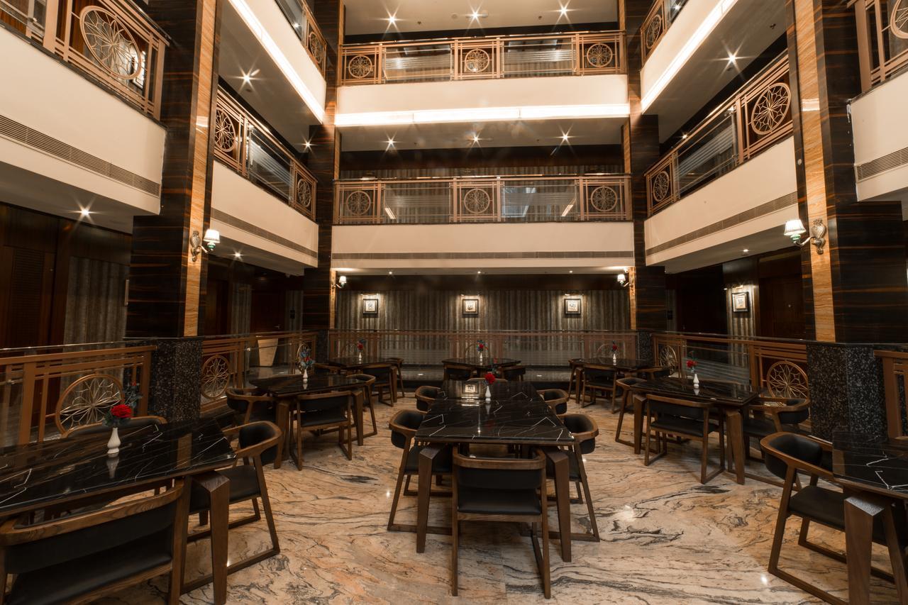 Costa Riviera Hotel Varanasi Exterior foto