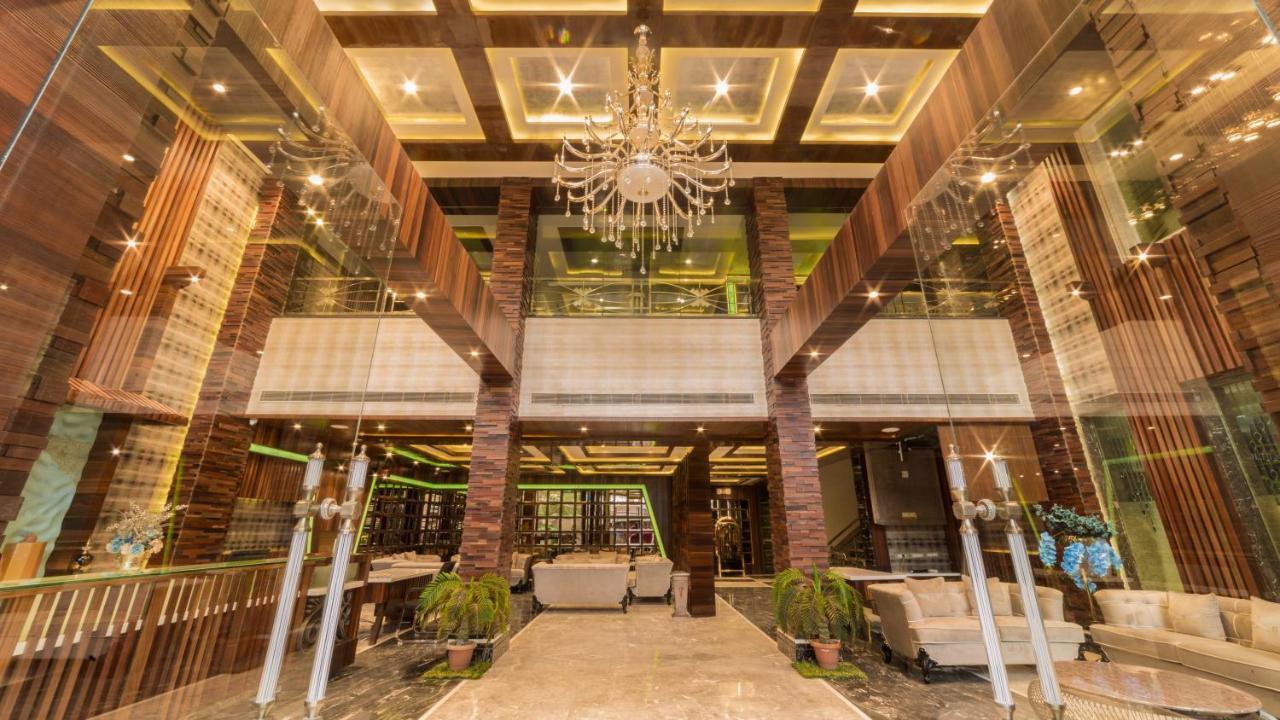 Costa Riviera Hotel Varanasi Exterior foto