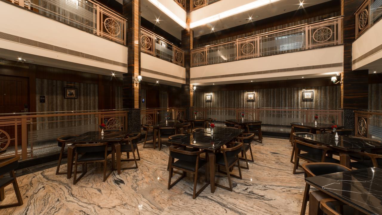 Costa Riviera Hotel Varanasi Exterior foto